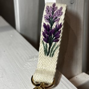 Vyšívaná klíčenka – Levandule - první obrázek z galerie