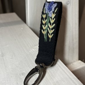 Vyšívaná klíčenka – Levandule černá - první obrázek z galerie