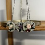 Vyšívaný přívěsek – světle růžová - druhý obrázek z galerie