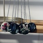 Vyšívaný přívěsek – světle růžová - třetí obrázek z galerie