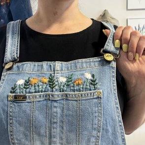 Vyšívané šaty #002 – džínová - druhý obrázek z galerie