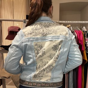 Vyšívaná bunda #101 – džínová - první obrázek z galerie